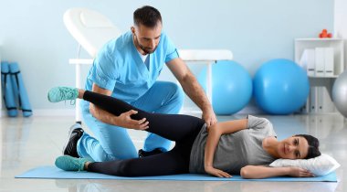 Rehabilitasyon merkezinde kadın hastalarla çalışan fizyoterapist.