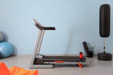 Koşu bandı ve spor ekipmanlarıyla birlikte spor salonunun içi.