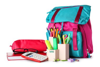 Okul kırtasiyesi, kalem kutusu ve beyaz arka planda sırt çantası olan fincan.