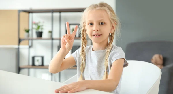 Malé Hluchoněmý Děvče Používající Jazyk Pro Podepisování — Stock fotografie