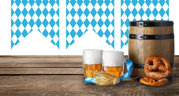 Mokken Vers Bier Pretzels Houten Vat Tafel Oktoberfeest Viering — Stockfoto