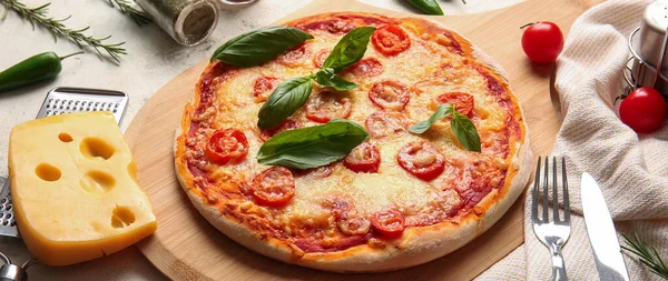 Tavola Con Gustosa Pizza Tavola — Foto Stock