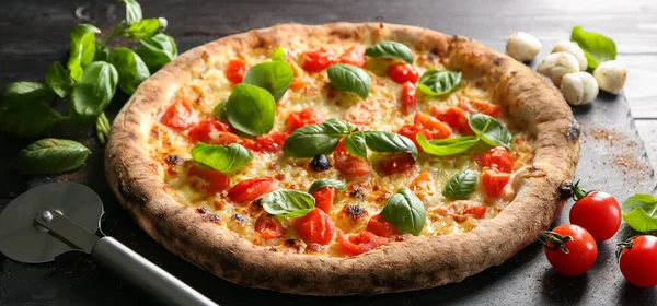 Finom Pizza Sötét Asztalon — Stock Fotó