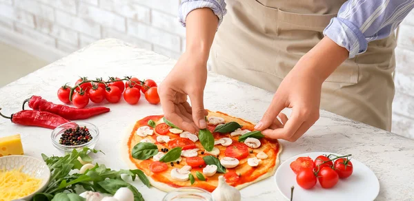 Vrouw Koken Smakelijke Pizza Keuken Closeup — Stockfoto