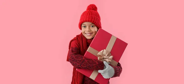 Schattig Klein Afrikaans Amerikaans Jongetje Winterkleding Met Kerstcadeau Roze Achtergrond — Stockfoto