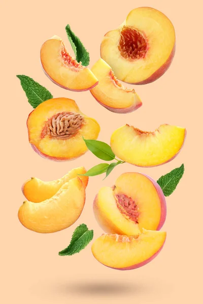 Flying Cut Ripe Peaches Beige Background — Zdjęcie stockowe
