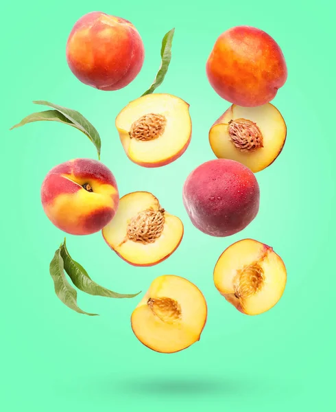 Flying Ripe Peaches Green Background — Stock Photo, Image