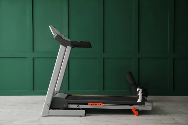 Modern Treadmill Green Wall — Stok fotoğraf