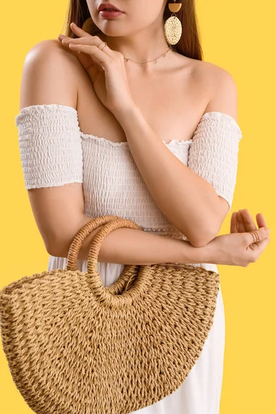 Young Fashionable Woman Stylish Jewelry Holding Rattan Handbag Yellow Background — Stock Photo, Image