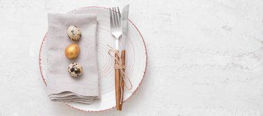 Beyaz zemin üzerinde Paskalya yumurtaları ve metin için boşluk olan güzel masa ayarları