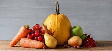 Tahta arka planda taze sonbahar hasadı