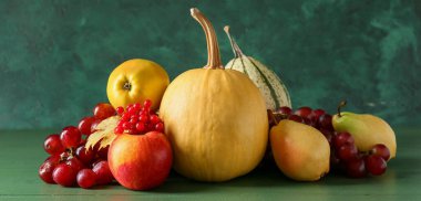 Yeşil arka planda taze sonbahar hasadı