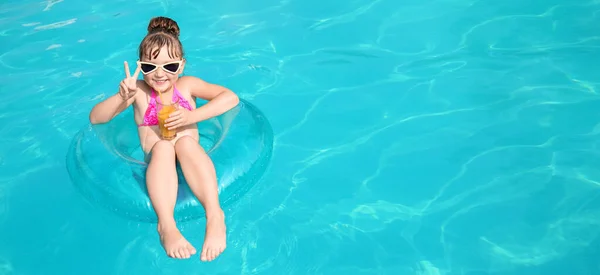 Симпатична Дівчина Склянкою Соку Надувним Кільцем Плаває Басейні Літній День — стокове фото