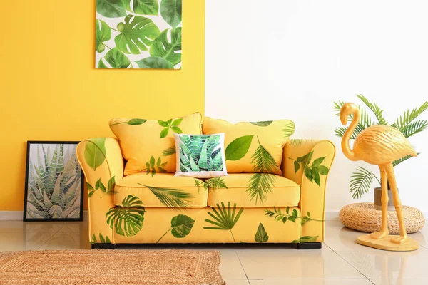 Comfortable Yellow Sofa Print Tropical Leaves Living Room — Stock Photo, Image