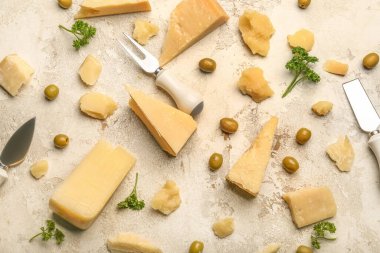 Parmesan peynirli, zeytinli ve kişniş arkaplanlı kompozisyon