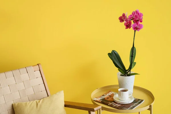 Квітка Орхідеї Чашка Кави Столі Крісло Біля Жовтої Стіни — стокове фото