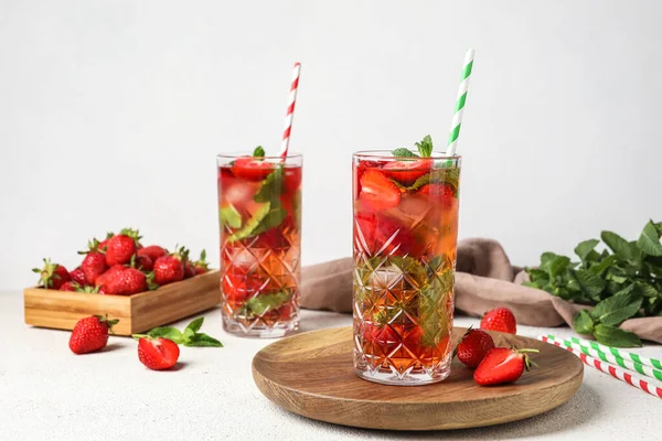 Wooden Board Glass Strawberry Lemonade White Background — Stock Photo, Image