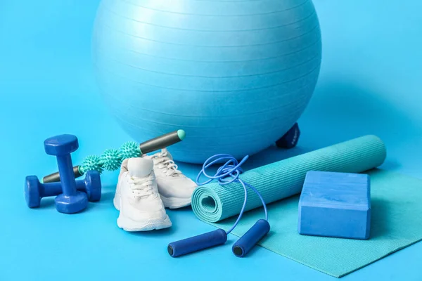 Set Sports Equipment Shoes Blue Background — Foto Stock
