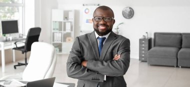 Modern ofisteki yakışıklı Afro-Amerikan işadamının portresi