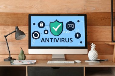 İş yerindeki modern bilgisayar. Antivirüs konsepti