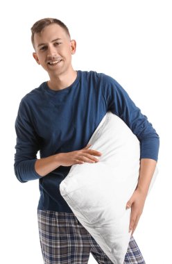 Beyaz arka plan üzerinde yumuşak yastık ile genç adam