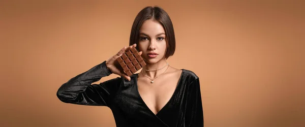 Beautiful Woman Sweet Chocolate Brown Background — Stock Photo, Image