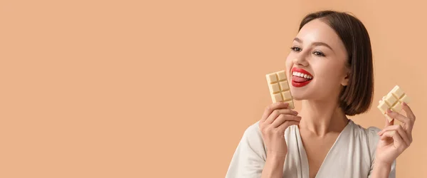 Bej Renkli Arka Planda Tatlı Beyaz Çikolatalı Güzel Bir Kadın — Stok fotoğraf