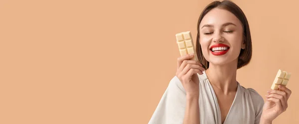 Mooie Jonge Vrouw Met Witte Chocolade Beige Kleur Achtergrond Met — Stockfoto
