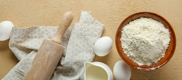 Bowl Wheat Flour Fresh Eggs Milk Rolling Pin Color Background — стоковое фото