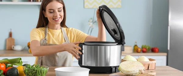 Vrouw Met Behulp Van Moderne Multi Fornuis Keuken — Stockfoto