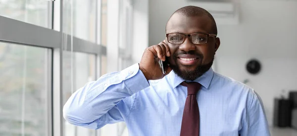 Hombre Negocios Afroamericano Guapo Hablando Por Teléfono Móvil Cerca Ventana — Foto de Stock