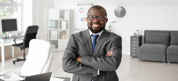 Retrato Hombre Negocios Afroamericano Guapo Una Oficina Moderna — Foto de Stock