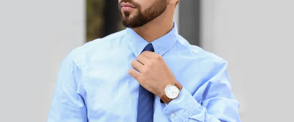 Schöner Geschäftsmann Mit Stylischer Armbanduhr Freien — Stockfoto