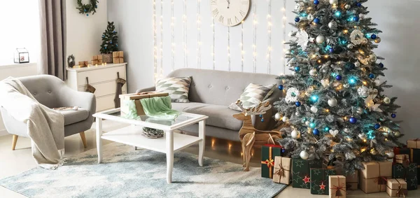 Light Interior Living Room Christmas Tree Gifts - Stock-foto