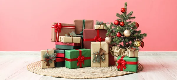 Heap Christmas Gift Boxes Fir Tree Pink Wall Room — Foto Stock