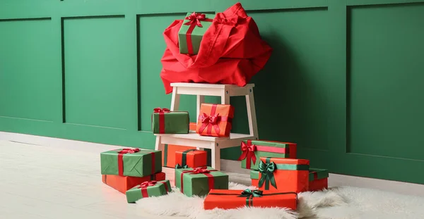 Stepladder Santa Bag Christmas Gifts Green Wall — Zdjęcie stockowe