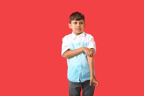 Pequeño Niño Arañándose Sobre Fondo Color — Foto de Stock