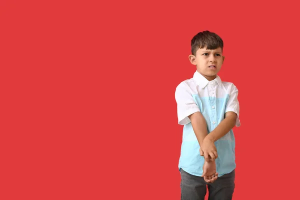 Little Boy Scratching Himself Color Background — Stock Photo, Image