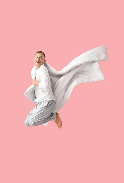 Jongeman Met Deken Springen Roze Achtergrond — Stockfoto
