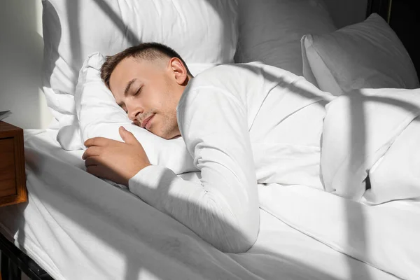 Knappe Jongeman Die Thuis Bed Slaapt — Stockfoto