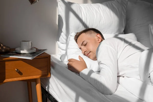 Knappe Jongeman Die Thuis Bed Slaapt — Stockfoto