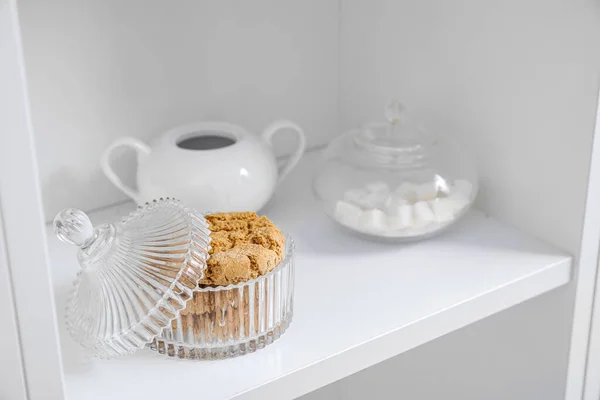 Glass Bowl Cookies Shelf Closeup — Stockfoto