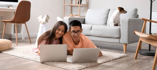 Happy Young Couple Laptops Home — Stockfoto