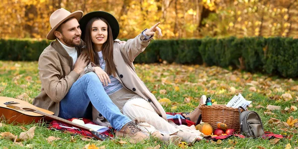 Happy Young Loving Couple Having Picnic Beautiful Autumn Park — Foto de Stock