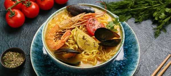 Mangkuk Sup Thailand Lezat Latar Belakang Gelap — Stok Foto