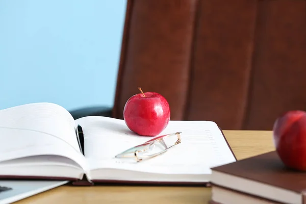 Red Apple Eyeglasses Book Table Classroom Closeup — 스톡 사진