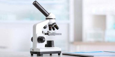 Modern mikroskop bilimsel laboratuvarda masanın üzerinde.