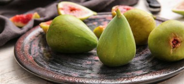 Tabakta taze yeşil incir var, yakın plan.