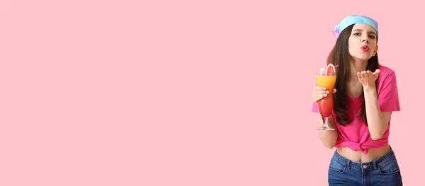 Красива Молода Жінка Коктейлем Дме Поцілунок Рожевому Тлі Простором Тексту — стокове фото