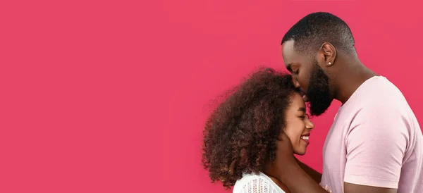 Young African American Man Kissing His Girlfriend Red Background Space — 스톡 사진